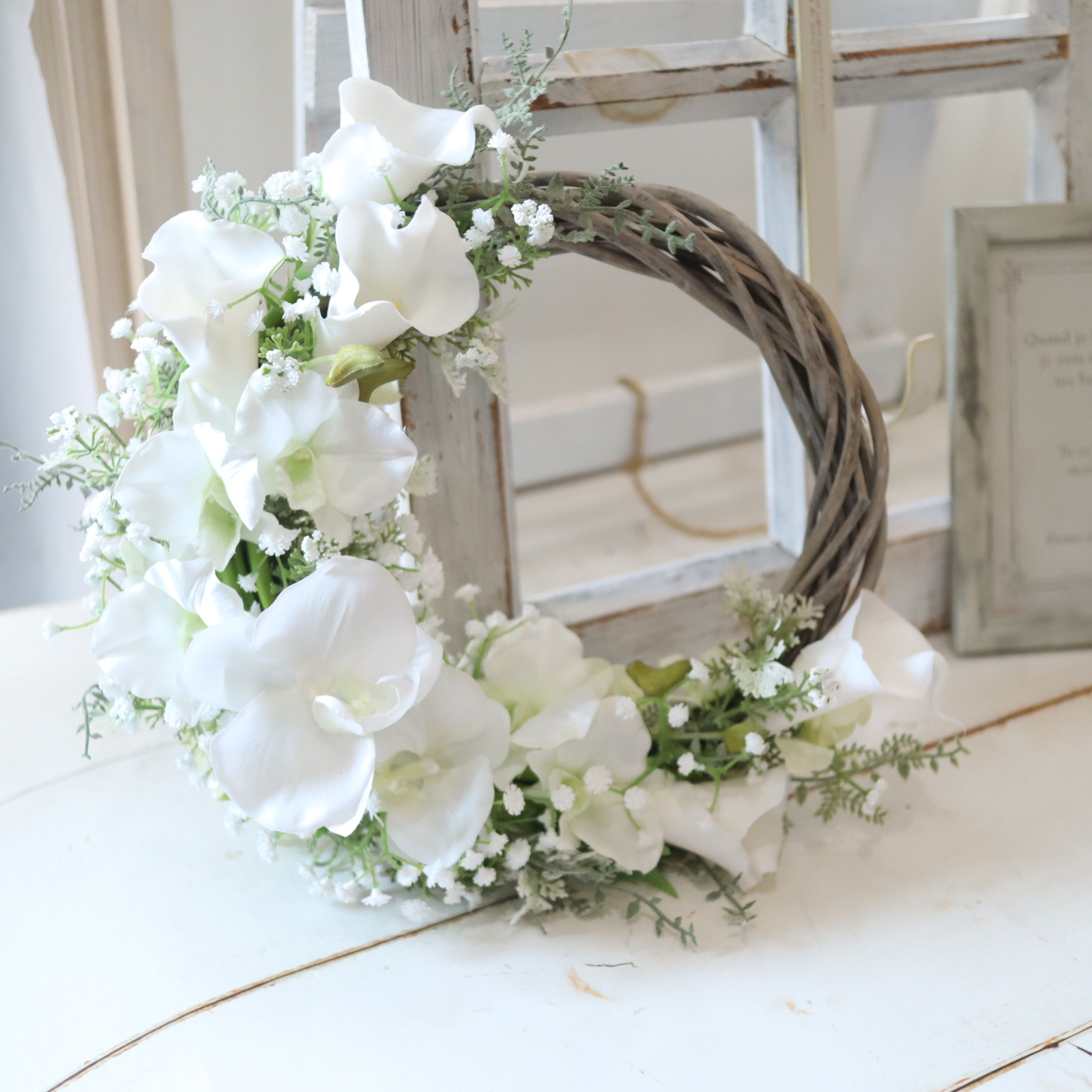 ホワイトフラワーリース ハーフムーン | アトリエ美鈴のプレゼント